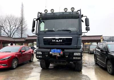 這臺車300萬,重十噸,用磁卡開門,土豪開它去泡溫泉